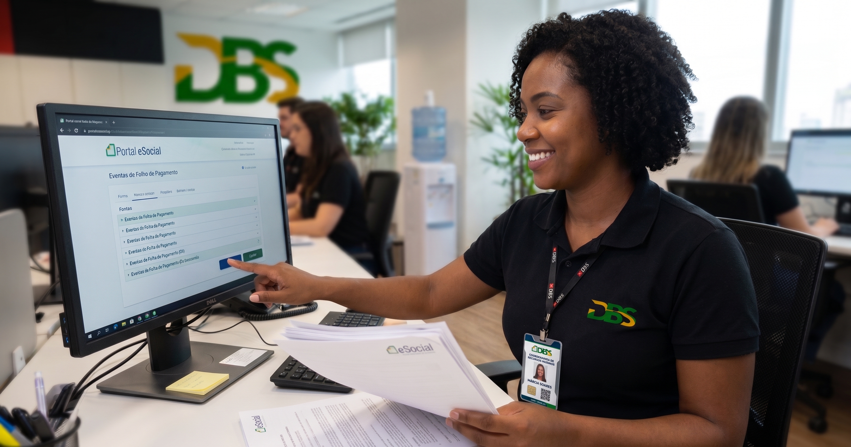 Profissional trabalhando com sistema de eSocial